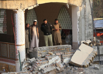 Πακιστανοί αξιωματούχοι επιθεωρούν το σημείο της έκρηξης (φωτ.: EPA / Bilawal Arbab)