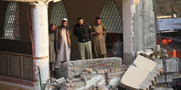 Πακιστανοί αξιωματούχοι επιθεωρούν το σημείο της έκρηξης (φωτ.: EPA / Bilawal Arbab)