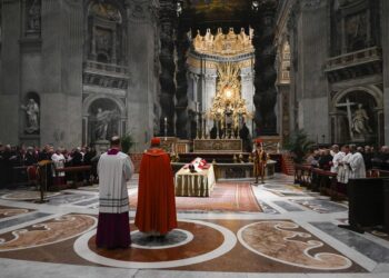 Η σορός του επίτιμου Πάπα Βενέδικτου του 16ου έχει τοποθετηθεί στο κέντρο της βασιλικής εκκλησίας του Αγίου Πέτρου για το λαϊκό προσκύνημα, το οποίο θα διαρκέσει έως την Τετάρτη (φωτ.: Γραφείο Τύπου του Βατικανού)