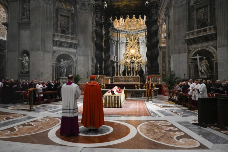 Η σορός του επίτιμου Πάπα Βενέδικτου του 16ου έχει τοποθετηθεί στο κέντρο της βασιλικής εκκλησίας του Αγίου Πέτρου για το λαϊκό προσκύνημα, το οποίο θα διαρκέσει έως την Τετάρτη (φωτ.: Γραφείο Τύπου του Βατικανού)