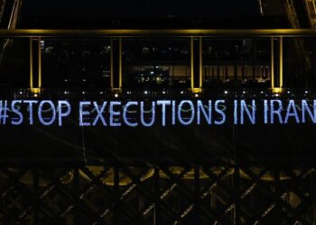 «Σταματήστε τις εκτελέσεις στο Ιράν» αναγράφει το σλόγκαν που προβάλλεται επάνω στον Πύργο του Άιφελ, στο Παρίσι, στη διάρκεια διαδήλωσης υποστήριξης προς τον ιρανικό λαό (φωτ.: EPA/Mohammed Badra)