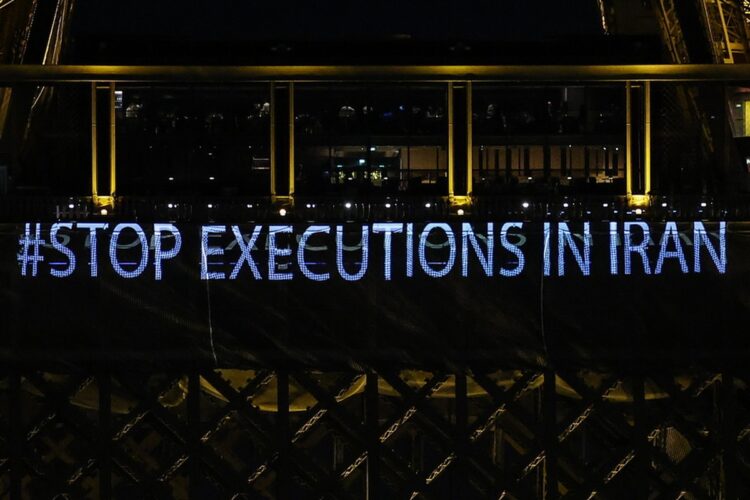 «Σταματήστε τις εκτελέσεις στο Ιράν» αναγράφει το σλόγκαν που προβάλλεται επάνω στον Πύργο του Άιφελ, στο Παρίσι, στη διάρκεια διαδήλωσης υποστήριξης προς τον ιρανικό λαό (φωτ.: EPA/Mohammed Badra)