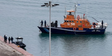 Σκάφος που συμμετέχει στην έρευνα νοτίως της Ανδραβίδας (φωτ.: EUROKINISSI / ilialive.gr / Γιάννης Σπυρούνης)