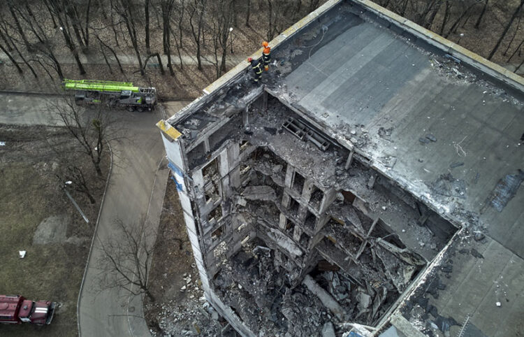 Βομβαρδισμένη πολυκατοικία σε προάστιο του Χαρκόβου (φωτ.: EPA / Sergey Kozlov)