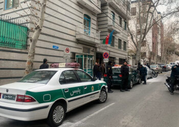 Αστυνομική δύναμη έξω από την πρεσβεία του Αζερμπαϊτζάν στην Τεχεράνη (πηγή: Twitter / Mahboob Ahmad)