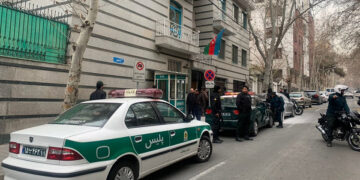 Αστυνομική δύναμη έξω από την πρεσβεία του Αζερμπαϊτζάν στην Τεχεράνη (πηγή: Twitter / Mahboob Ahmad)