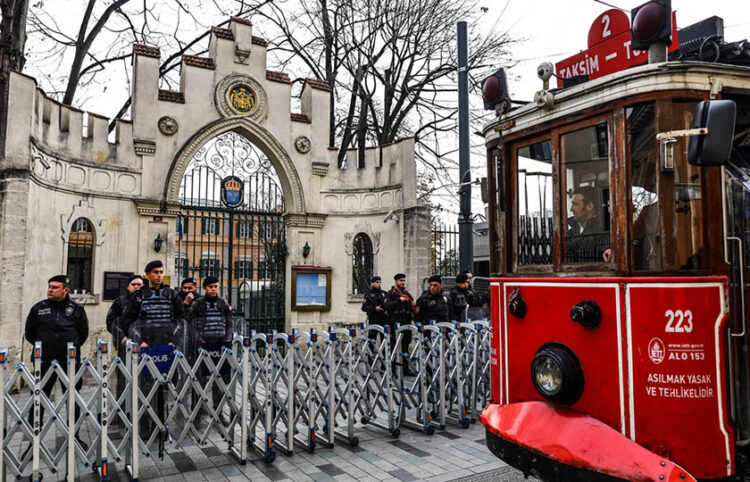 Αυξημένα μέτρα ασφαλείας έξω από το προξενείο της Σουηδίας στην Κωνσταντινούπολη (φωτ.: EPA / Sedat Suna)