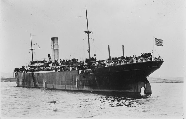 Το πλοίο «Ionia» στον Πειραιά, τον Φεβρουάριο του 1923. Είχε αποπλεύσει από την Τραπεζούντα μεταφέροντας χιλιάδες πρόσφυγες, πολλοί εκ των οποίων πέθαναν εν πλω από τύφο και ευλογιά. Το ταξίδι, που έγινε με ευθύνη της Near East Relief, ήταν στο πλαίσιο της συμφωνίας για την ανταλλαγή των πληθυσμών (πηγή: Flickr Commons project, 2021)