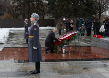 Ο Ρώσος πρόεδρος Βλαντίμιρ Πούτιν καταθέτει στεφάνι στο Μνημείο Πισκαριόφσκογιε στην Αγία Πετρούπολη, σηματοδοτώντας την 80ή επέτειο της ναζιστικής πολιορκίας της πόλης, κατά τη διάρκεια του Β 'Παγκοσμίου Πολέμου (φωτ.: EPA/Mikhael Klimentyev)
