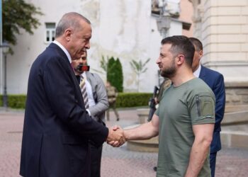 Από αριστερά, ο Ρετζέπ Ταγίπ Ερντογάν σε χειραψία με τον Βολοντίμιρ Ζελένσκι, στη διάρκεια επίσκεψης του Τούρκου προέδρου στην Ουκρανία, τον περασμένο Ιούλιο (φωτ.: ΕΡΑ/γραφείο ουκρανικής προεδρίας)