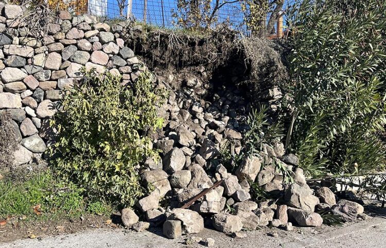 Κατολισθητικά φαινόμενα μετά το σεισμό στη δυτική Λέσβο (φωτ.: Facebook / Nikos Zouros)