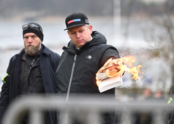 Ο Ράσμους Παλουντάν καίει το Κοράνι (φωτ. αρχείου: EPA / Fredrik Sandberg / TT)