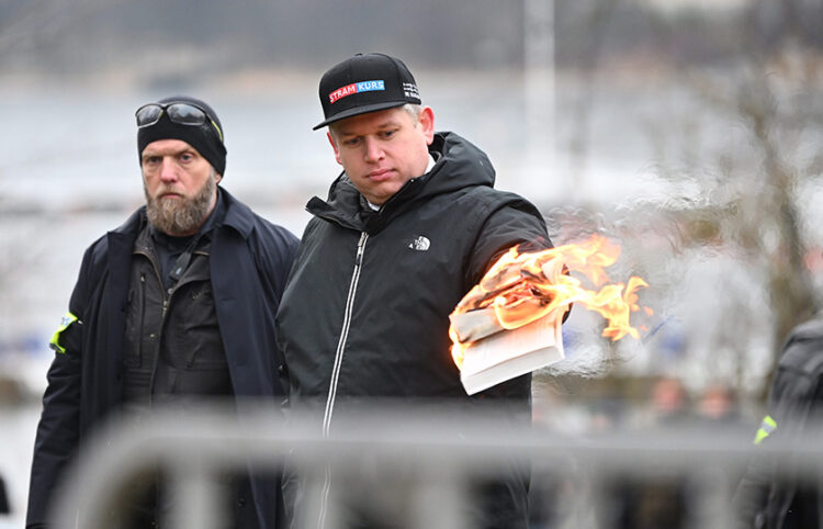 Ο Ράσμους Παλουντάν καίει το Κοράνι (φωτ.: EPA / Fredrik Sandberg / TT)