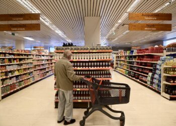 Καταναλωτής σε σούπερ μάρκετ σκέφτεται τα ψώνια, αλλά και την τσέπη του (φωτ.: EUROKINISSI/ Μιχάλης Καραγιάννης)