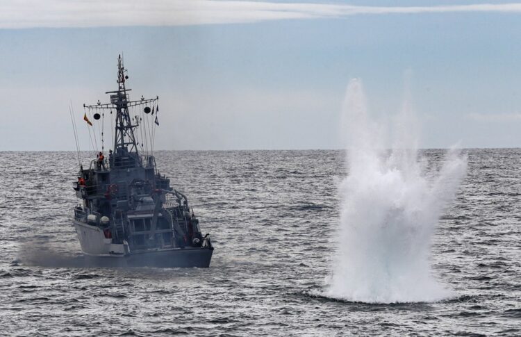 Ρωσικό πλοίο-ναρκοσυλλέκτης καταστρέφει θαλάσσια νάρκη στη διάρκεια ναυτικής άσκησης στο Βλαδιβοστόκ (φωτ. αρχείου: EPA/Yuri Kochetkov)