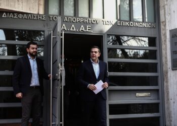 Όλα άρχισαν όταν ο πρόεδρος του ΣΥΡΙΖΑ, Αλέξης Τσίπρας μετέβη στο γραφείο του Χρήστου Ράμμου και κατά την αποχώρησή του κρατούσε έναν φάκελο (φωτ.: (EUROKINISSI/Σωτήρης Δημητρόπουλος)