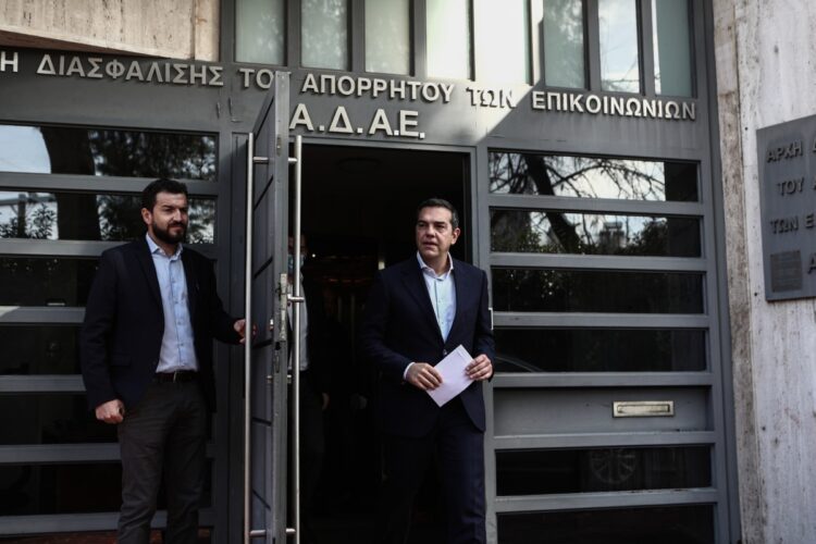 Όλα άρχισαν όταν ο πρόεδρος του ΣΥΡΙΖΑ, Αλέξης Τσίπρας μετέβη στο γραφείο του Χρήστου Ράμμου και κατά την αποχώρησή του κρατούσε έναν φάκελο (φωτ.: (EUROKINISSI/Σωτήρης Δημητρόπουλος)