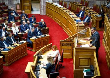 Κατά τη διάρκεια της ομιλίας του ο Αλέξης Τσίπρας ισχυρίστηκε ότι «ο πρωθυπουργός και η κυβέρνηση στην υπόθεση αυτής της εκτροπής είναι αμετάκλητα ένοχοι. Δεν έχουν μόνο πολιτικές, αλλά και βαρύτατες προσωπικές και νομικές ευθύνες» (φωτ.: EUROKINISSI/Γιώργος Κονταρίνης)