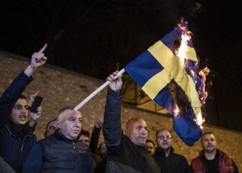 Διαδηλωτές καίνε τη σουηδική σημαία στη διάρκεια διαμαρτυρίας μπροστά από το προξενείο της Σουηδίας στην Κωνσταντινούπολη, ως απάντηση στο κάψιμο αντιτύπου του Κορανίου στη Στοκχόλμη (φωτ.: EPA/Erdem Sahin)