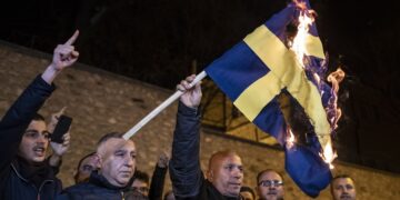 Διαδηλωτές καίνε τη σουηδική σημαία στη διάρκεια διαμαρτυρίας μπροστά από το προξενείο της Σουηδίας στην Κωνσταντινούπολη, ως απάντηση στο κάψιμο αντιτύπου του Κορανίου στη Στοκχόλμη (φωτ.: EPA/Erdem Sahin)
