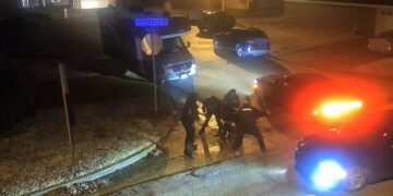 Ο Τάιρ Νίκολς με τους αστυνομικούς από πάνω του (πηγή: City of Memphis)