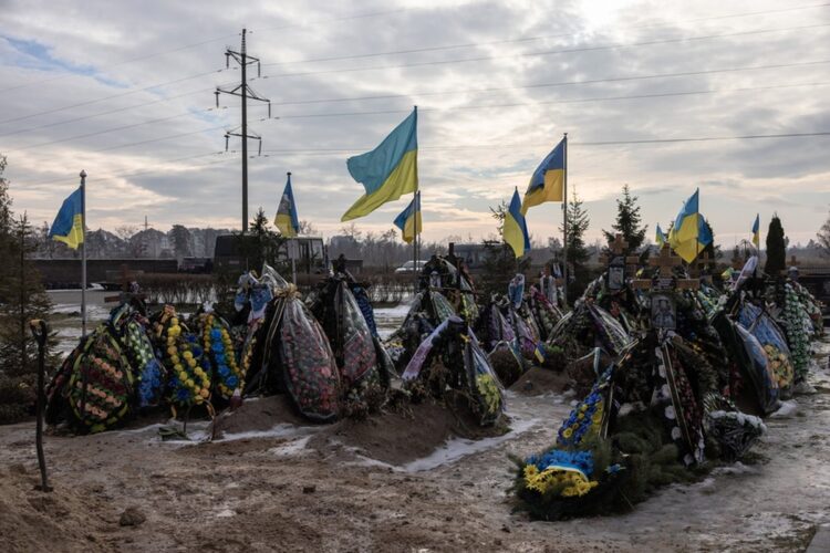 Τάφοι Ουκρανών στρατιωτών στην Μπούτσα. Τονίζοντας τη σημασία του Ρωσο-ουκρανικού πολέμου για την κατάσταση της ευρωπαϊκής ασφάλειας, ο Μέγερ-Λάντρουτ εκτίμησε ότι είναι παρόμοια με τη «στιγμή της ριζικής αλλαγής» που προκάλεσαν για την ασφάλεια των ΗΠΑ οι τρομοκρατικές επιθέσεις της 11ης Σεπτεμβρίου του 2001 (φωτ.: EPA/Roman Pilipey)
