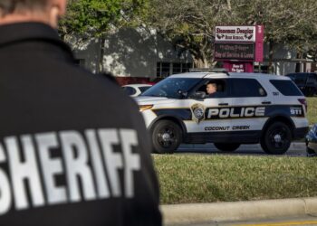 Αστυνομικοί φρουρούν σχολείο, όπου σημειώθηκαν πυροβολισμοί στο Πάρκλαντ, της Φλόριντα (φωτ. αρχείου: EPA/Cristobal Herrera)