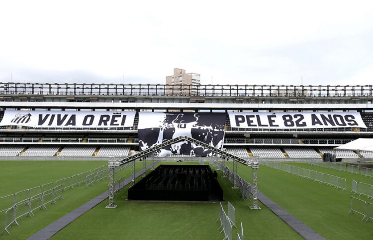 Το Vila Belmiro της Σάντος έτοιμο για να υποδεχθεί τη σορό του Πελέ (φωτ.: EPA / Guilherme Dionizio)