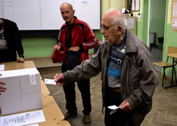 Βούλγαροι ψηφοφόροι σε εκλογικό κέντρο, στις 2 Οκτωβρίου 2022 (φωτ.: EPA / Vassil Donev)