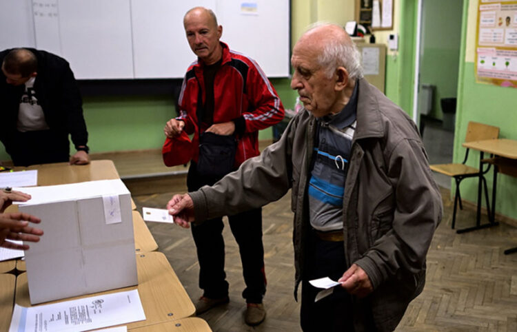 Βούλγαροι ψηφοφόροι σε εκλογικό κέντρο, στις 2 Οκτωβρίου 2022 (φωτ.: EPA / Vassil Donev)