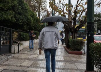 Κόσμος περπατά κατά την διάρκεια βροχόπτωσης στο κέντρο της Αθήνας(φωτ.: Κώστας Τζούμας/EUROKINISSI)