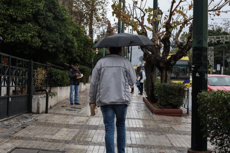 Κόσμος περπατά κατά την διάρκεια βροχόπτωσης στο κέντρο της Αθήνας(φωτ.: Κώστας Τζούμας/EUROKINISSI)