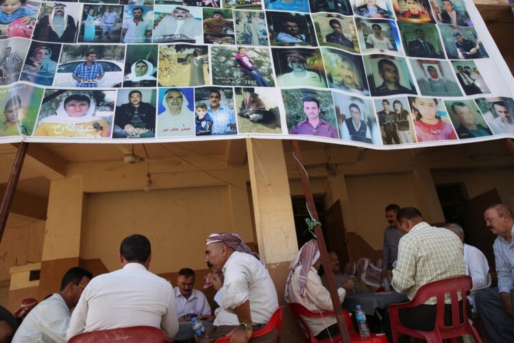 Σύνθεση φωτογραφιών σε καφενείο όπου συχνάζουν Γιαζίντι στην κουρδική περιοχή του Ιράκ, απεικονίζει θύματα απαγωγής από το Ισλαμικό Κράτος (φωτ.: . EPA/Gailan Haji)