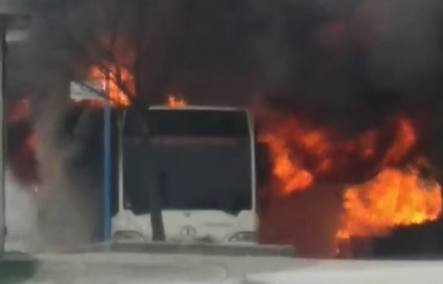 Στιγμιότυπο από βίντεο που δείχνει το λεωφορείο να έχει παραδοθεί στις φλόγες (φωτ.: facebook/Fany Fakka)