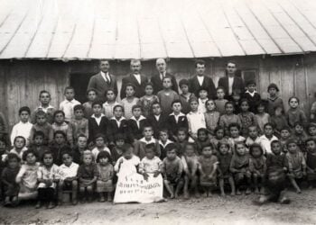 Μαθητές και δάσκαλοι στην εκκλησία-σχολείο του αρμενικού οικισμού τωνπαραπηγμάτων στη περιοχή Κορδία της Καλαμάτας, δεκαετία 1920 (πηγή: Nubarian Libraryof AGBU, Παρίσι)