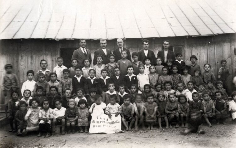 Μαθητές και δάσκαλοι στην εκκλησία-σχολείο του αρμενικού οικισμού των
παραπηγμάτων στη περιοχή Κορδία της Καλαμάτας, δεκαετία 1920 (πηγή: Nubarian Library
of AGBU, Παρίσι)
