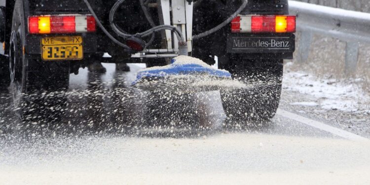 Δημοτικό όχημα ρίχνει αλάτι σε δρόμο (Φωτ. αρχείου: Eurokinissi/Βασίλης Βερβερίδης)