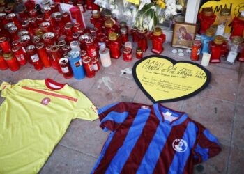 Κεριά, φανέλες και αφιερώματα στο σημείο όπου δολοφονήθηκε ο 19χρονος Άλκης Καμπανός, τα ξημερώματα της 31ης Ιανουαρίου 2022 (φωτ. αρχείου: ΑΠΕ-ΜΠΕ/Δημήτρης Τοσίδης)