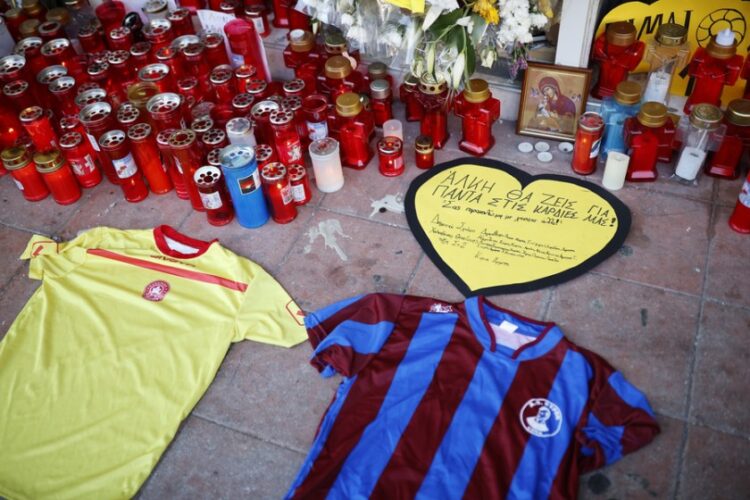 Κεριά, φανέλες και αφιερώματα στο σημείο όπου δολοφονήθηκε ο 19χρονος Άλκης Καμπανός, τα ξημερώματα της 31ης Ιανουαρίου 2022 (φωτ. αρχείου: ΑΠΕ-ΜΠΕ/Δημήτρης Τοσίδης)