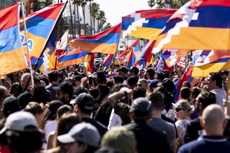 Εκατοντάδες Αρμένιοι και φιλοαρμένιοι διαδηλωτές μπροστά από το τουρκικό προξενείο στο Μπέβερλι Χιλς, στην Καλιφόρνια των ΗΠΑ (φωτ. αρχείου: EPA/ Etienne Laurento)