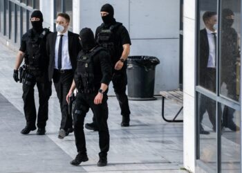 Ο 34χρονος Μπάμπης Αναγνωστόπουλος με αστυνομικούς έξω από το Μικτό Ορκωτό Δικαστήριο, τον περασμένο Μάιο (φωτ. αρχείου: Γιώργος Κονταρίνης / EUROKINISSI)