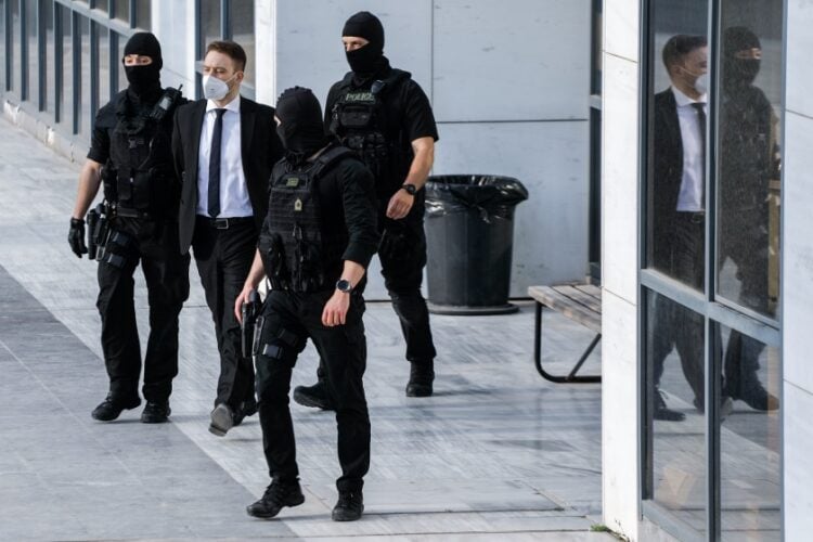 Ο 34χρονος Μπάμπης Αναγνωστόπουλος με αστυνομικούς έξω από το Μικτό Ορκωτό Δικαστήριο, τον περασμένο Μάιο (φωτ. αρχείου: Γιώργος Κονταρίνης / EUROKINISSI)
