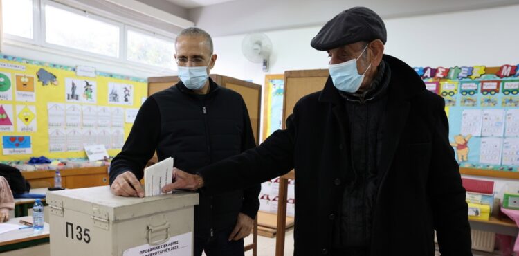 Κύπριος ψηφίζει στον α΄ γύρο των προεδρικών εκλογών σε χωριό της Πάφου. Κυριακή 5 Φεβρουαρίου 2023 (Φωτ.: EPA/ Katia Christodoulou)