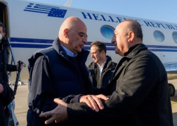 Ο Μεβλούτ Τσαβούσογλου υποδέχεται στον αεροδρόμιο στα Άδανα τον Έλληνα υπουργό Εξωτερικών Νίκο Δένδια (Φωτ.: twitter.com/NikosDendias)