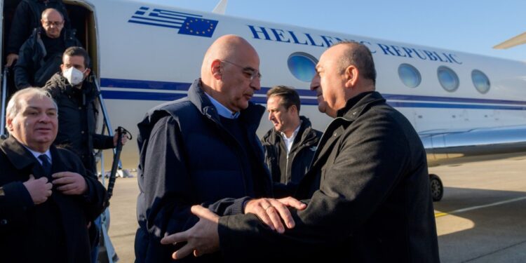 Ο Μεβλούτ Τσαβούσογλου υποδέχεται στον αεροδρόμιο στα Άδανα τον Έλληνα υπουργό Εξωτερικών Νίκο Δένδια (Φωτ.: twitter.com/NikosDendias)