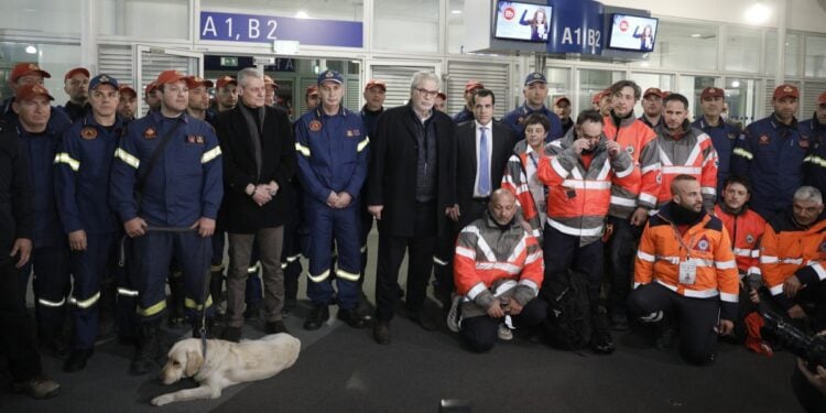 Άφιξη της ελληνικής αποστολής της ΕΜΑΚ από την Τουρκία, στο αεροδρόμιο «Ελ. Βενιζέλος», το βράδυ της Κυριακής 12 Φεβρουαρίου 2023.(Φωτ.: Eurokinissi/Γιώργος Κονταρίνης)