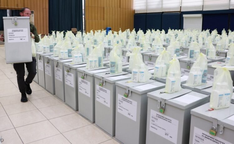 Εργαζόμενοι για την εκλογική διαδικασία στην Κύπρο, παραδίδουν κάλπες (φωτ.: EPA/KATIA CHRISTODOULOU)