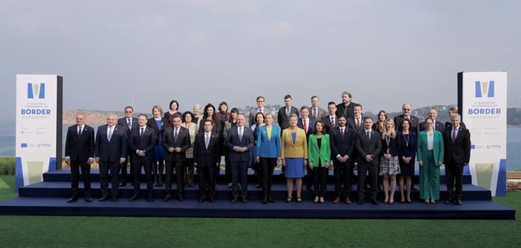 Υπουργοί και υφυπουργοί κρατών μελών της ΕΕ και χωρών του Ευρωπαϊκού Οικονομικού Χώρου στη 2η Ευρωπαϊκή Διάσκεψη για τη Διαχείριση των Συνόρων που γίνεται στη Βουλιαγμένη (Φωτ.: ΑΠΕ-ΜΠΕ/ Υπουργείο Μετανάστευσης και Ασύλου/Πέτρος Πρίνος)