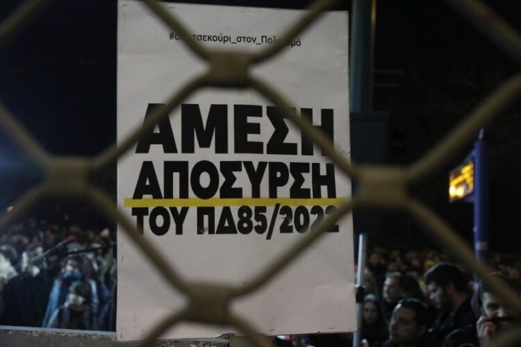 Εικόνα από τη συναυλία αλληλεγγύης, χθες, στην κατάληψη της θεατρικής σκηνή του ΡΕΞ, ενάντια στο Προεδρικό Διάταγμα 85/2022, που υποβαθμίζει τις καλλιτεχνικές σχολές, εξισώνοντας τα συγκεκριμένα πτυχία με απολυτήρια Λυκείου, (φωτ.: Γιώργος Κονταρίνης / EUROKINISSI)