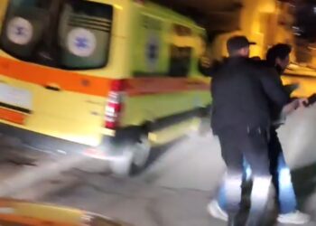 Ο ιδιοκτήτης ξενοδοχείου της Καστοριάς απομακρύνεται από αστυνομικούς κατά τη διάρκεια εκτέλεσης εντολής έξωσης (φωτ.: facebook.com/mpetskas)